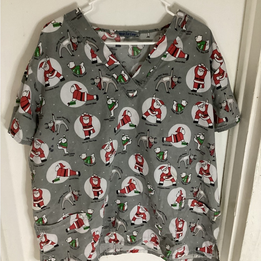 Wear for Care Santa Holiday Scrub Top size 2XL